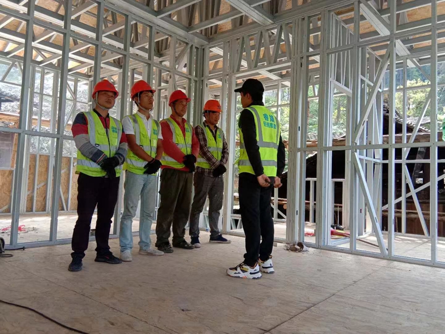 一棟200平方的輕鋼別墅房屋需要配置幾個(gè)人施工？